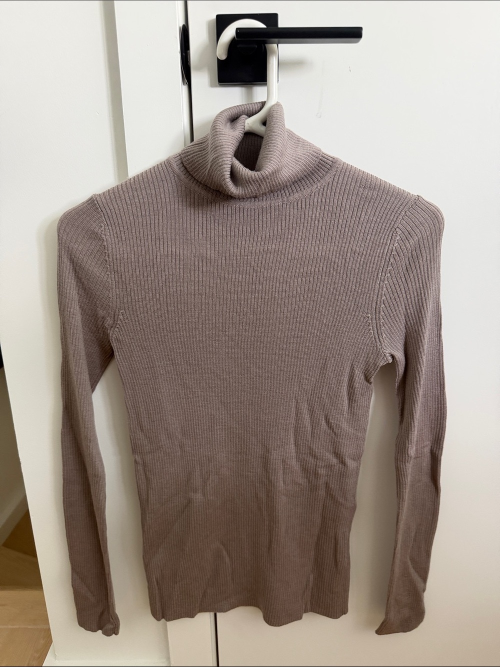 Uniqlo Ribbed Turtleneck Sweater in Taupe